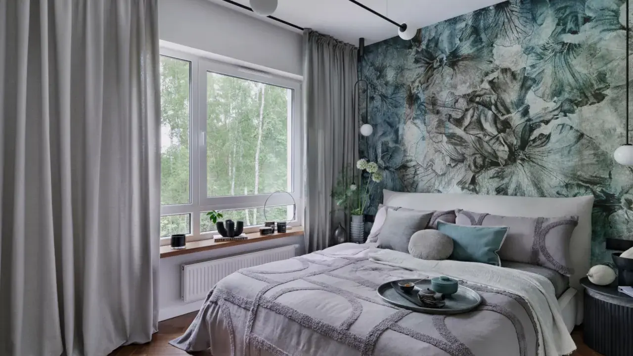 Nowoczesna sypialnia z tapetą w kwiaty. Aranżacje ściany w sypialni z motywem botanicznym tworzą przytulną atmosferę.