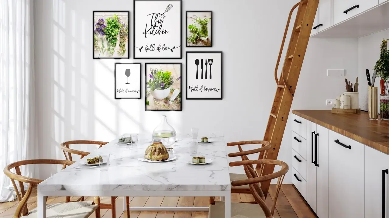 Aranżacja pustej ściany w kuchni z ramkami: "This kitchen full of love", kieliszek, zioła i sztućce.