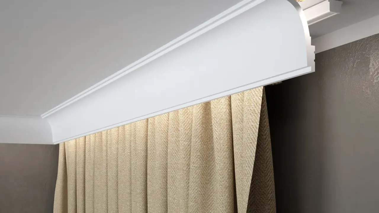 Elegancki montaż maskownicy karnisza z ukrytym oświetleniem LED. Zasłony w beżowym kolorze dodają przytulności.