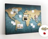 Tablica korkowa inspiracje: mapa świata z przypiętymi zdjęciami i notatkami. Podróżnicze wspomnienia i marzenia.