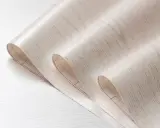 Rolka tapety winylowej imitującej drewno, z siatką na spodzie, idealna do nauki jak usunąć starą tapetę winylową.