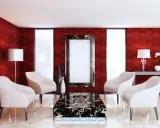 Elegancki salon z tapetą w różne rodzaje czerwieni, kremowymi fotelami i marmurowym stolikiem.