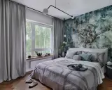 Nowoczesna sypialnia z tapetą w kwiaty. Aranżacje ściany w sypialni z motywem botanicznym tworzą przytulną atmosferę.