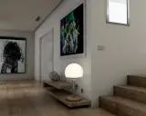 Nowoczesny przedpokój w stylu glamour z drewnianą podłogą, abstrakcyjnymi obrazami i minimalistyczną lampą.