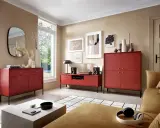Nowoczesny salon z meblami w odcieniu burgundowym. Wygodna kanapa i stylowe komody tworzą przytulną atmosferę.