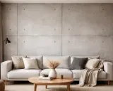 Nowoczesny salon z sofą i stolikiem kawowym na tle ściany z paneli imitujących tapetę jasny beton.