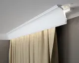 Elegancki montaż maskownicy karnisza z ukrytym oświetleniem LED. Zasłony w beżowym kolorze dodają przytulności.