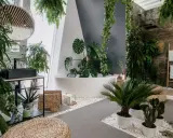 Łazienka w stylu biophilic design, pełna zieleni, z wanną, prysznicem i umywalką.