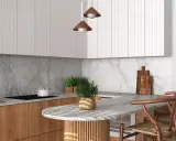 Elegancka styl japandi kuchnia z drewnianymi frontami, marmurowym blatem i minimalistycznymi białymi szafkami. Dwa drewniane krzesła barowe.