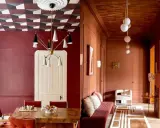 Ozdoba sufitu w jadalni z geometrycznym wzorem i nowoczesny żyrandol. Korytarz z drewnianym sufitem i minimalistycznymi lampami.