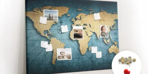 Tablica korkowa inspiracje: mapa świata z przypiętymi zdjęciami i notatkami. Podróżnicze wspomnienia i marzenia.