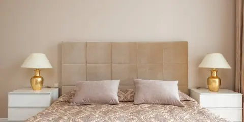 Elegancka sypialnia z tapicerowanym zagłówkiem. Zastanawiasz się, czym przykleić panele tapicerowane do ściany? Tutaj widzisz efekt.
