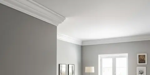 Eleganckie maskowanie łączeń listew styropianowych na styku ściany z sufitem. Detale wykończenia wnętrza.