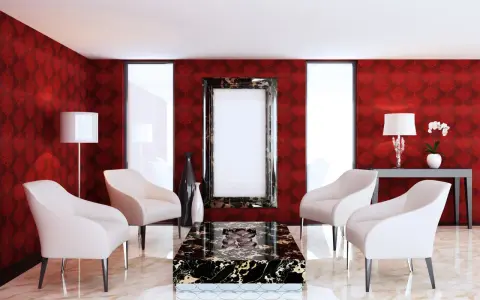 Elegancki salon z tapetą w różne rodzaje czerwieni, kremowymi fotelami i marmurowym stolikiem.