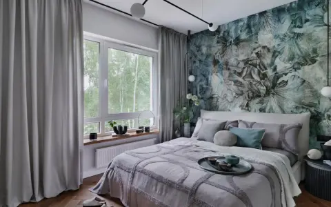 Nowoczesna sypialnia z tapetą w kwiaty. Aranżacje ściany w sypialni z motywem botanicznym tworzą przytulną atmosferę.