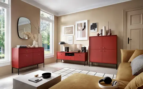 Nowoczesny salon z meblami w odcieniu burgundowym. Wygodna kanapa i stylowe komody tworzą przytulną atmosferę.