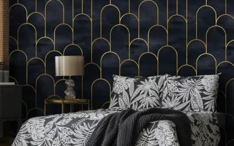 Elegancka tapeta czarno srebrna z geometrycznym wzorem złotych łuków na granatowym tle. Wzór ten tworzy stylowe tło dla sypialni.