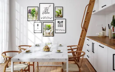 Aranżacja pustej ściany w kuchni z ramkami: "This kitchen full of love", kieliszek, zioła i sztućce.