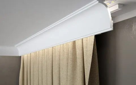 Elegancki montaż maskownicy karnisza z ukrytym oświetleniem LED. Zasłony w beżowym kolorze dodają przytulności.
