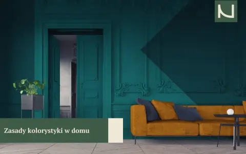 Wnętrze z drzwiami i kanapą w odcieniach zieleni i złota. Harmonia barw tworzy elegancką przestrzeń.