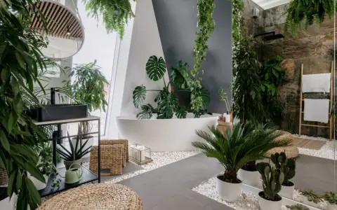 Łazienka w stylu biophilic design, pełna zieleni, z wanną, prysznicem i umywalką.