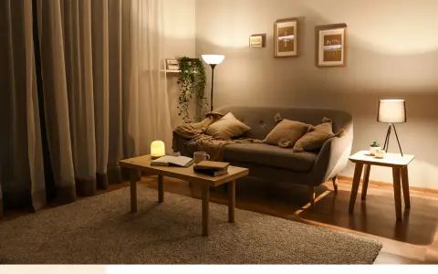 Przytulny salon z kanapą, stolikiem i dywanem. Dominują **ciepłe odcienie dębu**, tworząc relaksującą atmosferę.