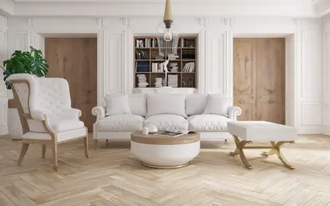 Eleganckie wnętrze z białymi meblami i stylową sztukaterią. Wzory sztukaterii zdobią ściany, dodając im klasy.
