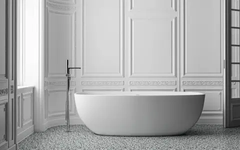 Elegancka łazienka ze sztukaterią, wolnostojącą wanną i nowoczesną armaturą.