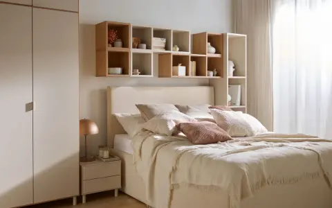 Przytulna, romantyczna sypialnia z łóżkiem i miękkimi poduszkami, ozdobiona półkami z dekoracjami.