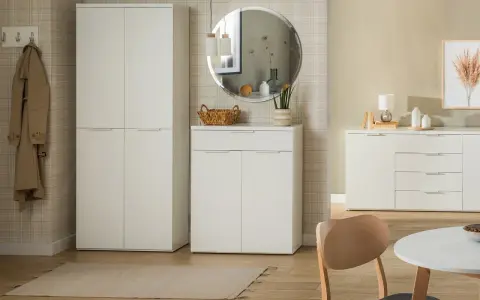 Nowoczesny przedpokój z tapetą w kratę, białe meble, lustro i płaszcz na wieszaku.