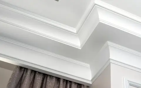 Eleganckie sztukaterie sufitowe, które skutecznie maskują karnisz, dodając wnętrzu klasy.