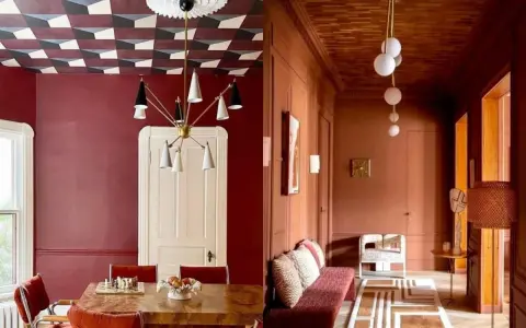 Ozdoba sufitu w jadalni z geometrycznym wzorem i nowoczesny żyrandol. Korytarz z drewnianym sufitem i minimalistycznymi lampami.