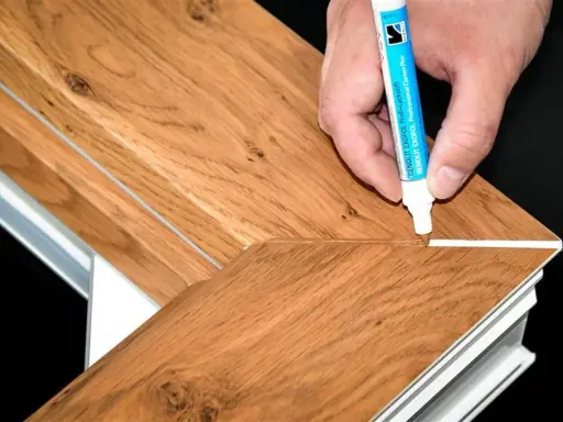 Rysy na drzwiach z okleiny znikają dzięki specjalnemu pisakowi.