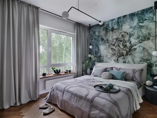 Nowoczesna sypialnia z tapetą w kwiaty. Aranżacje ściany w sypialni z motywem botanicznym tworzą przytulną atmosferę.