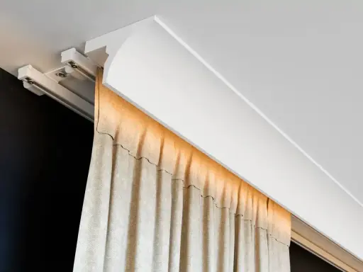 Nowoczesna blenda przy suficie ukrywa szynę zasłonową, tworząc elegancką linię.
