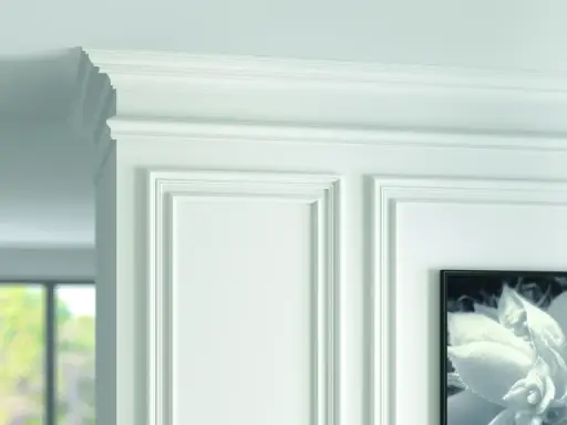 Elegancka sztukateria zdobi wnętrze, tworząc subtelne ramowanie ścian i sufitu.