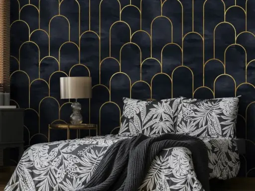 Elegancka tapeta czarno srebrna z geometrycznym wzorem złotych łuków na granatowym tle. Wzór ten tworzy stylowe tło dla sypialni.