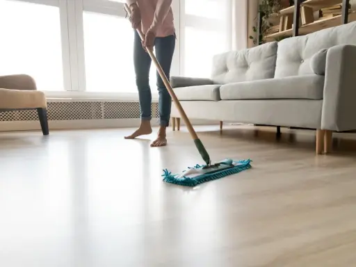 Osoba myje podłogę mopem, zastanawiając się, czym myć panele plastikowe.