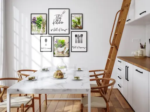 Aranżacja pustej ściany w kuchni z ramkami: "This kitchen full of love", kieliszek, zioła i sztućce.