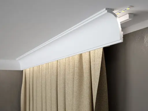 Elegancki montaż maskownicy karnisza z ukrytym oświetleniem LED. Zasłony w beżowym kolorze dodają przytulności.