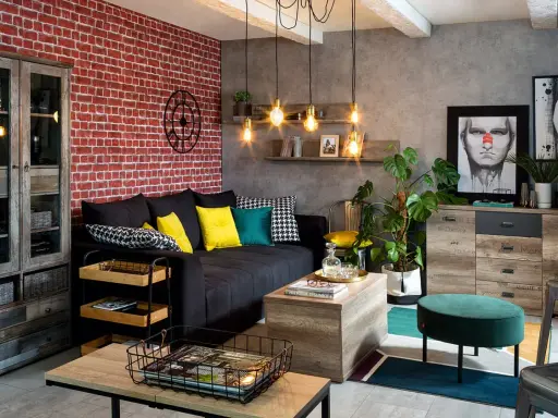 Nowoczesny salon z ceglaną ścianą i industrialnymi dodatkami. Zobacz, jak udekorować ścianę, by nadać wnętrzu charakteru.