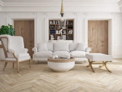 Eleganckie wnętrze z białymi meblami i stylową sztukaterią. Wzory sztukaterii zdobią ściany, dodając im klasy.