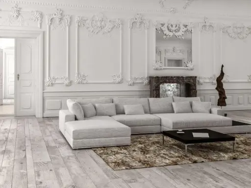 Elegancki salon z ozdobną ramą lustra ze styropianu, kominkiem i wygodną sofą.