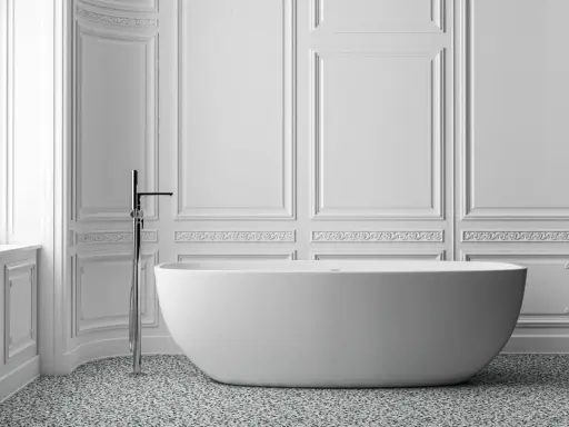 Elegancka łazienka ze sztukaterią, wolnostojącą wanną i nowoczesną armaturą.