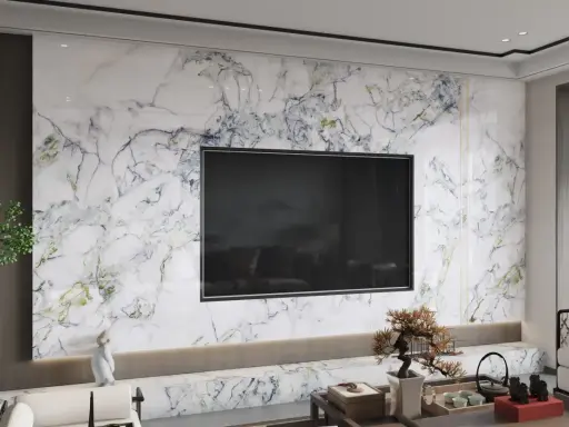 Elegancka ściana TV glamour z białego marmuru z niebieskimi i zielonymi żyłkami, z wbudowanym czarnym ekranem telewizora.