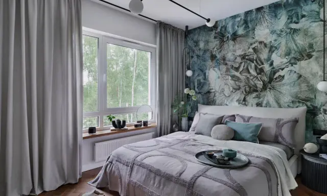 Nowoczesna sypialnia z tapetą w kwiaty. Aranżacje ściany w sypialni z motywem botanicznym tworzą przytulną atmosferę.