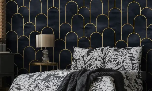 Elegancka tapeta czarno srebrna z geometrycznym wzorem złotych łuków na granatowym tle. Wzór ten tworzy stylowe tło dla sypialni.