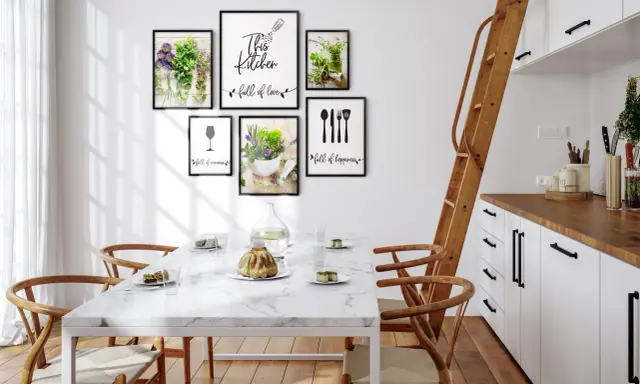 Aranżacja pustej ściany w kuchni z ramkami: "This kitchen full of love", kieliszek, zioła i sztućce.