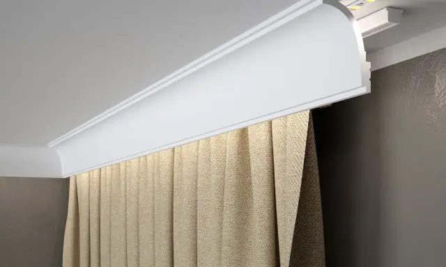 Elegancki montaż maskownicy karnisza z ukrytym oświetleniem LED. Zasłony w beżowym kolorze dodają przytulności.