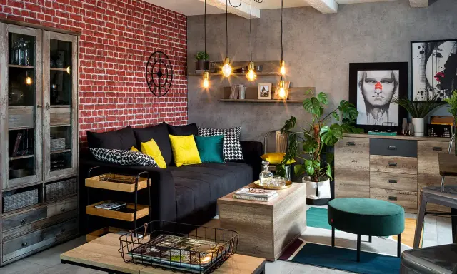 Nowoczesny salon z ceglaną ścianą i industrialnymi dodatkami. Zobacz, jak udekorować ścianę, by nadać wnętrzu charakteru.